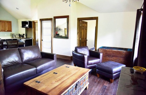 Highland Cottage | Potter Highlands Group Getaway! 2 Units, Hot Tub, Firepit, Walkable: sleeps 12