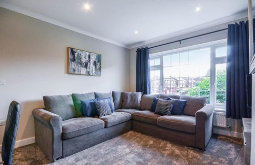 Leavesden Apartment | Potter's Escape-walking distance from The Studios!