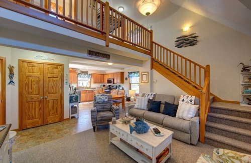 Ocracoke House | Potter's Place: Cozy home Just a short walk to the Ocracoke Lighthouse.
