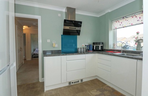 Dersingham Cottage | POTTER'S RETREAT, pet friendly, with a garden in Dersingham