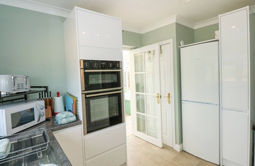 Dersingham Cottage | POTTER'S RETREAT, pet friendly, with a garden in Dersingham