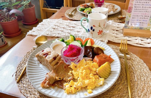 Jiji Bed & Breakfast | Pottery Flower B&B