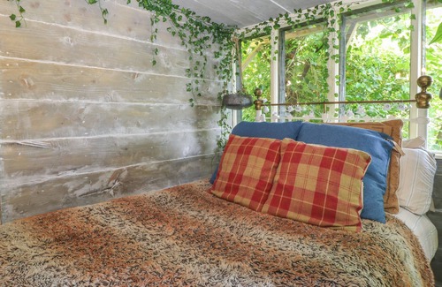 Okehampton Cottage | POTTING SHED, romantic, character holiday cottage in Okehampton