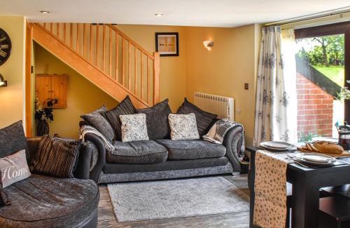 Surlingham House | Pottles Cottage