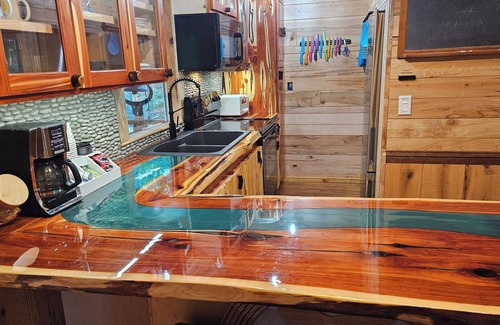 Mill Spring Cabin | Power. Water. Internet. Netflix. Newly built. Free breakfast supplies included.