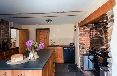 Braunton House | Poyers Thatched Farmhouse with Hot Tub
