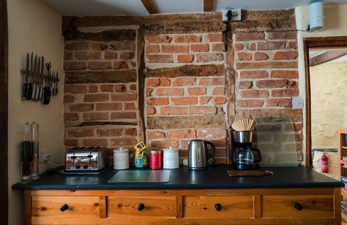 Braunton House | Poyers Thatched Farmhouse with Hot Tub