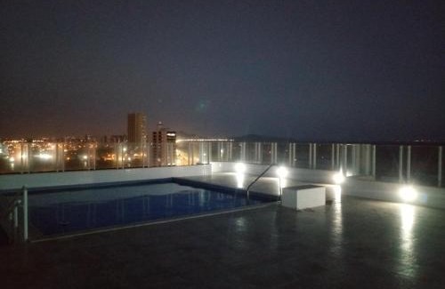 Maracana Apartment | Prédio com piscina na cobertura frente ao mar, apartamento para até 6 pessoas e 3 crianças até 8 anos, churrasqueira na sacada, Wi-Fi grátis, NÃO oferecemos roupas de cama e banho, 1 vaga de garagem, na Praia Grande-Vila Mirim