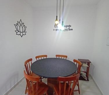 Maracana Apartment | Prédio com piscina na cobertura frente ao mar, apartamento para até 6 pessoas e 3 crianças até 8 anos, churrasqueira na sacada, Wi-Fi grátis, NÃO oferecemos roupas de cama e banho, 1 vaga de garagem, na Praia Grande-Vila Mirim