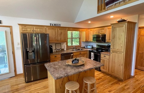 Unaka Ski Chalet | Prairie Retreat - mountain chalet with easy access!
