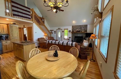 Unaka Ski Chalet | Prairie Retreat - mountain chalet with easy access!
