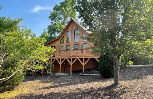 Unaka Ski Chalet | Prairie Retreat - mountain chalet with easy access!