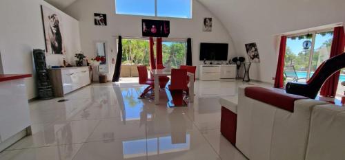 Cavaliere Villa | PRAMOUSQUIER VILLA LOFT DE CHARME 2 PISCINES interieure et exterieure