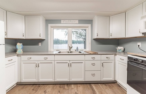 Gladwin House | Pratt Lake Peninsula: Enjoy Beautiful Fall Colors and Cozy Lakeside Moments !