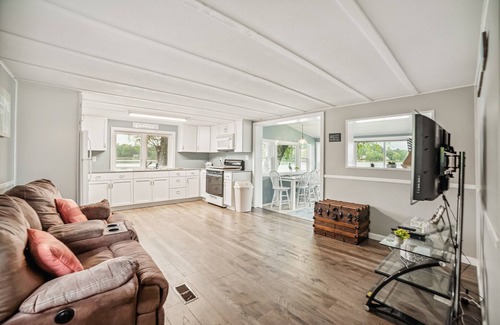 Gladwin House | Pratt Lake Peninsula: Enjoy Beautiful Fall Colors and Cozy Lakeside Moments !