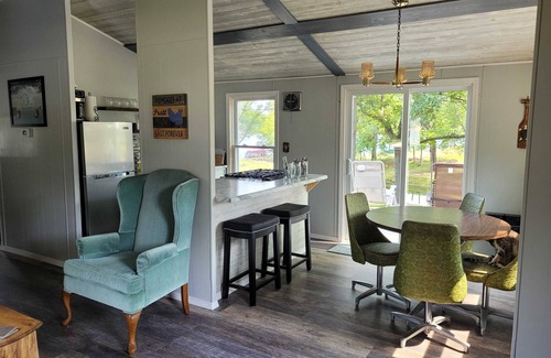 Gladwin Cottage | Pratt Lake Place: Pumpkin Spice & Crisp Air – Perfect Fall Getaway!