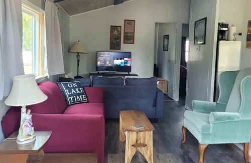 Gladwin Cottage | Pratt Lake Place: Pumpkin Spice & Crisp Air – Perfect Fall Getaway!