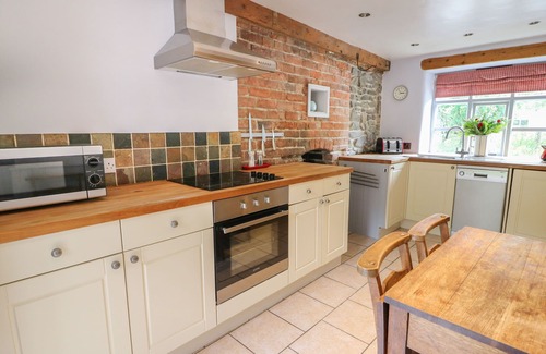 Llaithddu Cottage | PREACHER'S COTTAGE, pet friendly, with hot tub in Llanbadarn Fynydd