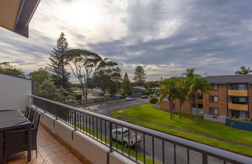 Hawks Nest House | Prelude Penthouse – stroll to the beach