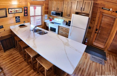 Sevierville Cabin | Premier Cabin in Eagle Springs Resort – Hot Tub, King/Queen Beds, Community Pool