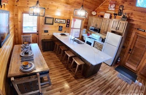 Sevierville Cabin | Premier Cabin in Eagle Springs Resort – Hot Tub, King/Queen Beds, Community Pool