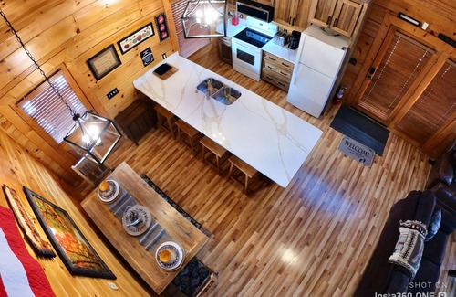 Sevierville Cabin | Premier Cabin in Eagle Springs Resort – Hot Tub, King/Queen Beds, Community Pool