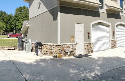 Groveoak Apartment | Premier Host 5 Star Review Lake Guntersville-Boom System-NO eel grass swim area