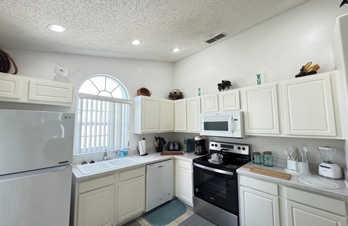 Indian Point House | Premier Host-Beautiful 4BR/2BA Pool Home on Conservation Lot - Disney 15 Minutes