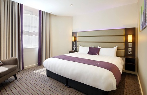 Chippenham Hotel | Premier Inn Chippenham