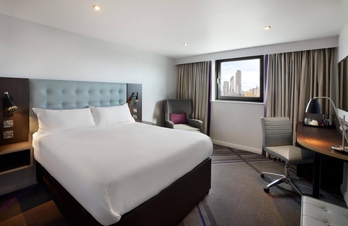 Chippenham Hotel | Premier Inn Chippenham