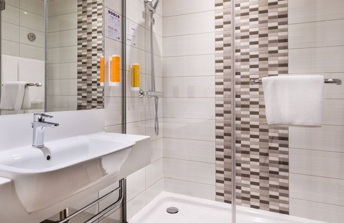 Discovery Gardens Hotel | Premier Inn Dubai Ibn Battuta Mall