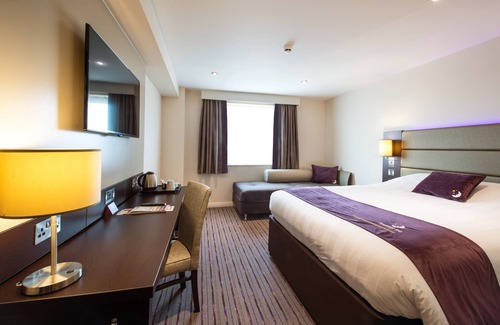 Rushmoor District Hotel | Premier Inn Farnborough Town Centre