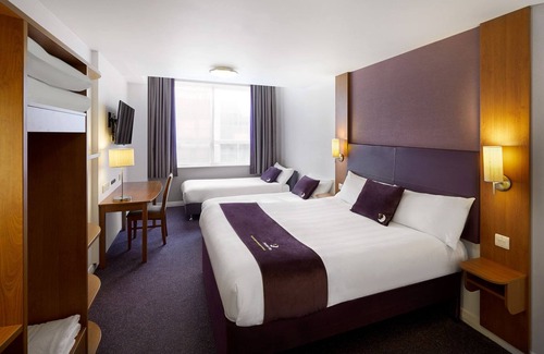 Halifax Hotel | Premier Inn Halifax Town Centre