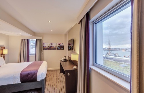 Portsmouth Hotel | Premier Inn Portsmouth Dockyard