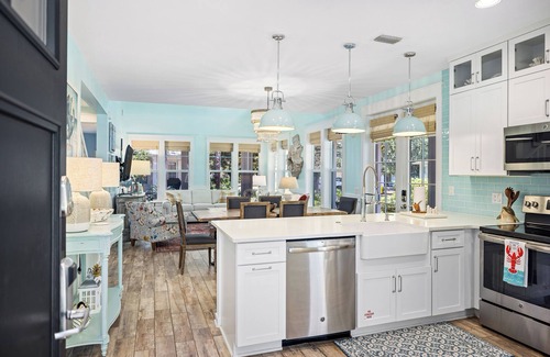Laurel Grove House | PREMIER LUXURY~FREE Golf & Activities ~Golf Cart~Hot tub, Pool, Gym