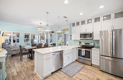 Laurel Grove House | PREMIER LUXURY~FREE Golf & Activities ~Golf Cart~Hot tub, Pool, Gym