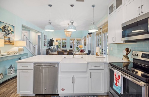 Laurel Grove House | PREMIER LUXURY~FREE Golf & Activities ~Golf Cart~Hot tub, Pool, Gym