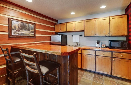 Johnston Hotel | Premier Suite w/Living Area & Fireplace! Stoney Creek Johnston, Pool
