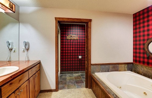 Johnston Hotel | Premier Suite w/Living Area & Fireplace! Stoney Creek Johnston, Pool