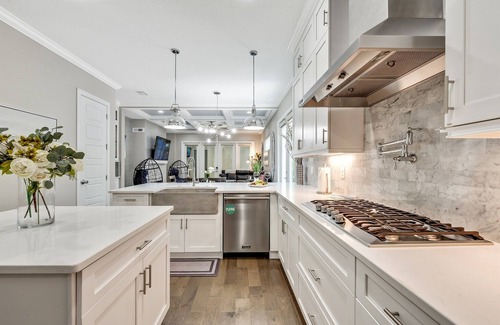 New Suburb Beautiful House | Premiere Luxury: Discover Our Brand New Townhouse in Tampa's Prime Location!