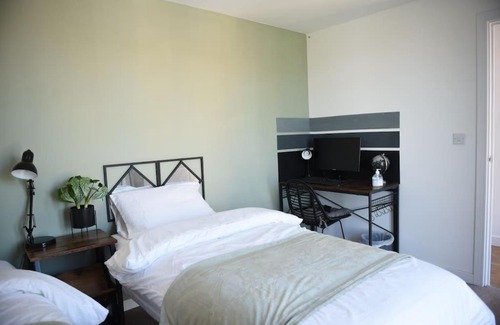 Reading House | Premium 3 Bed House w/ Free Parking