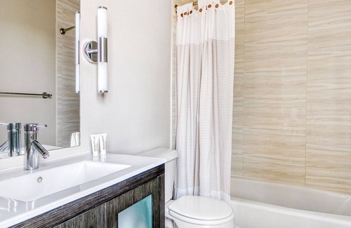 Capitol Hill Apartment | Premium Capitol Hill 2BR w/ W/D, 4 blocks to Cheesman Park, by Blueground