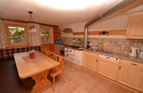Emberg Ski Chalet | Premium Chalet Zirbe - SKI in/SKI out, Sauna-Jacuzzi - by "wachterhof"