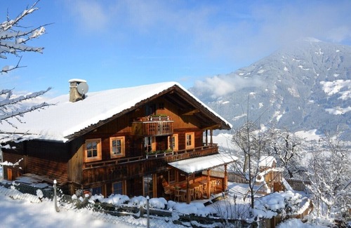 Emberg Ski Chalet | Premium Chalet Zirbe - SKI in/SKI out, Sauna-Jacuzzi - by "wachterhof"