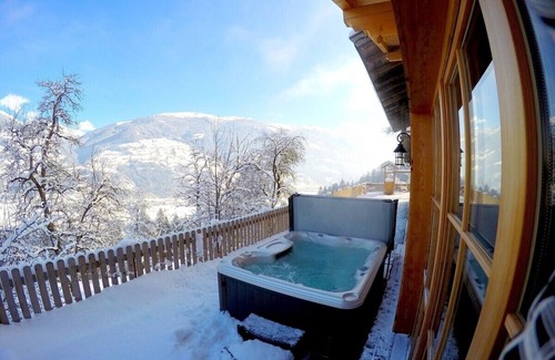 Emberg Ski Chalet | Premium Chalet Zirbe - SKI in/SKI out, Sauna-Jacuzzi - by "wachterhof"