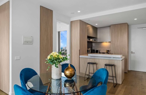 Port Melbourne Condo | Premium Chic: A Relaxing Retreat