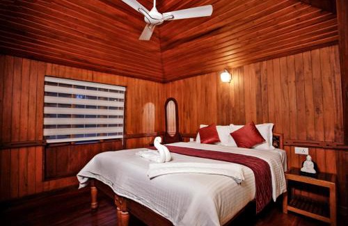 Kumarakom Boat Rental | Premium Houseboat - Indian hospitality service