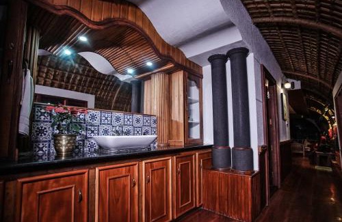 Kumarakom Boat Rental | Premium Houseboat - Indian hospitality service