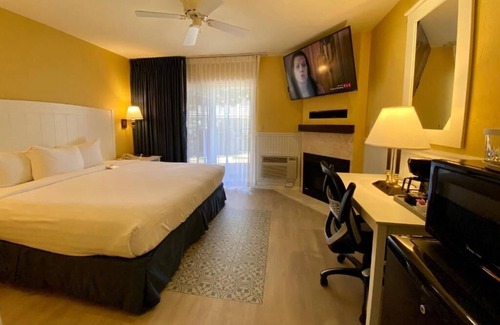 Downtown Monterey Cabin | Premium King Fireplace Room Walking Distance from the Beach!