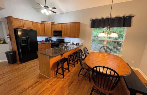 Gumlog House | Premium Lake Retreat, Large Deep-Water Dock, Rec Room, Updated